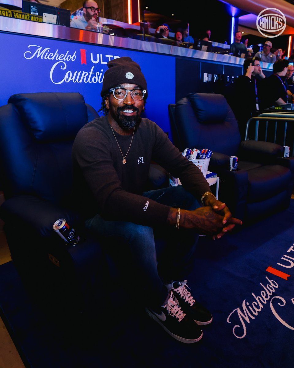 Knicks legend JR Smith pulled up to watch the squad from the @MichelobULTRA courtside seats 🤝