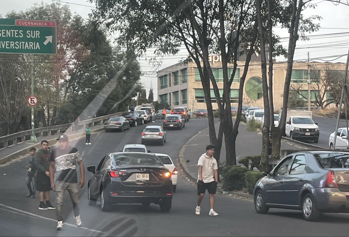 Llegan viene vienes a vender lugares para dejar coches en vía pública dentro de Pedregal y alrededores causando conflicto y caos  <a href="/SSC_CDMX/">SSC CDMX</a> <a href="/OVIALCDMX/">OVIAL_SSCCDMX</a> <a href="/UCS_GCDMX/">Unidad de Contacto del Secretario SSC CDMX</a> #TransitoGCDMX urgen grúas y oficiales autorizados para multar. Invadidos espacios con señalamiento restrictivo