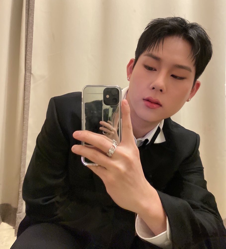 ko099009's tweet photo. 흑발 짧머
                                                                흑발 덮머 https://t.co/onFzJFaBKY