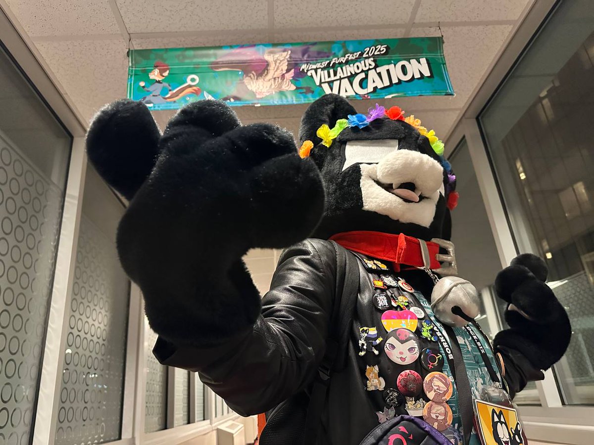 Y'ALL ARE NOT READY FOR THE AMOUNT OF VASES AND GLASSES I'M GOING TO KNOCK OVER &lt;3

📸: <a href="/cheddarlils/">Lils/CheddarExuberant 🆖️</a>