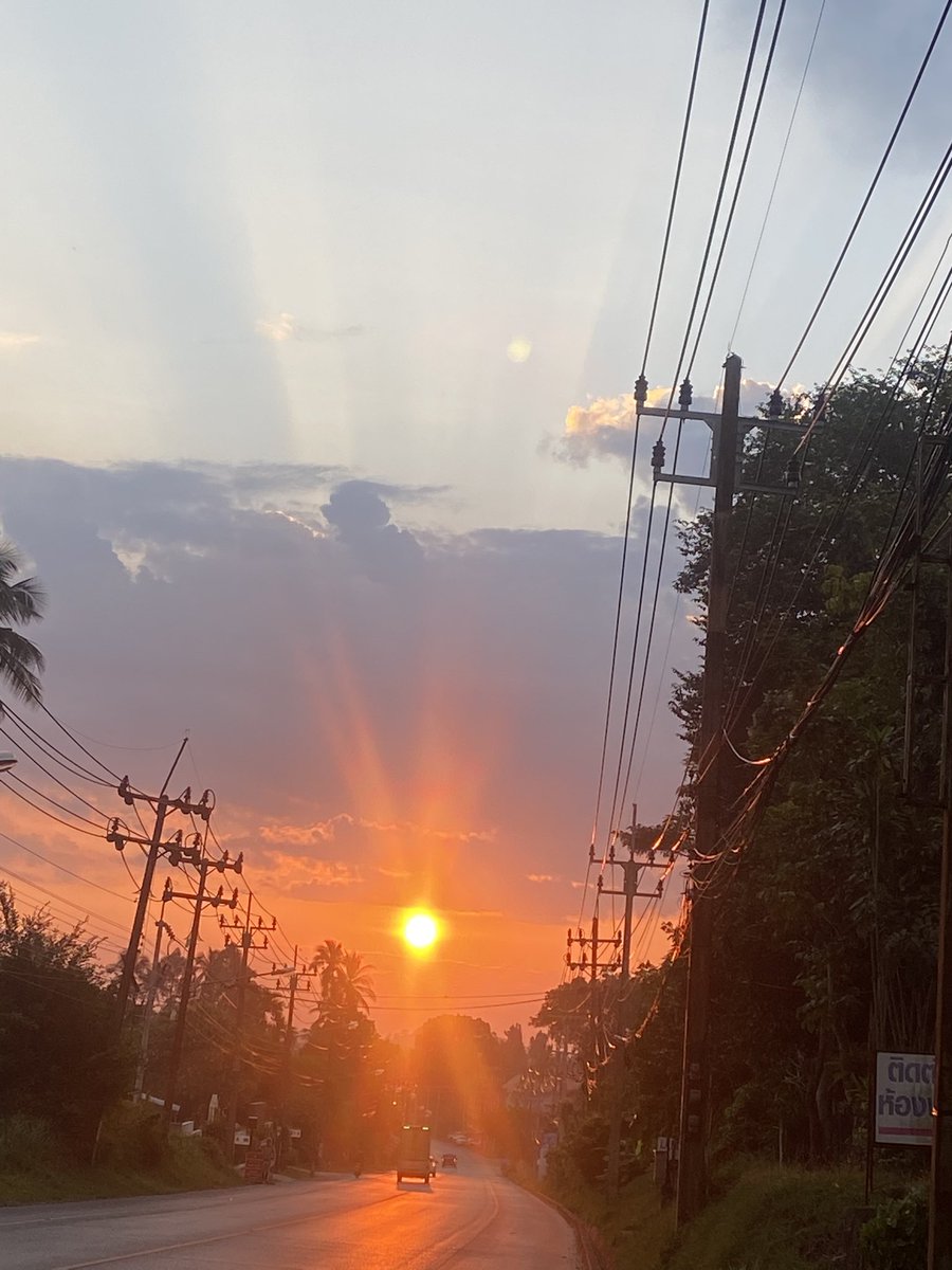 ดวงอาทิตย์เช้านี้☀️ขอให้เป็นวันที่ดีและสดใส ยิ้มเยอะๆนะ➡️🌻🦋