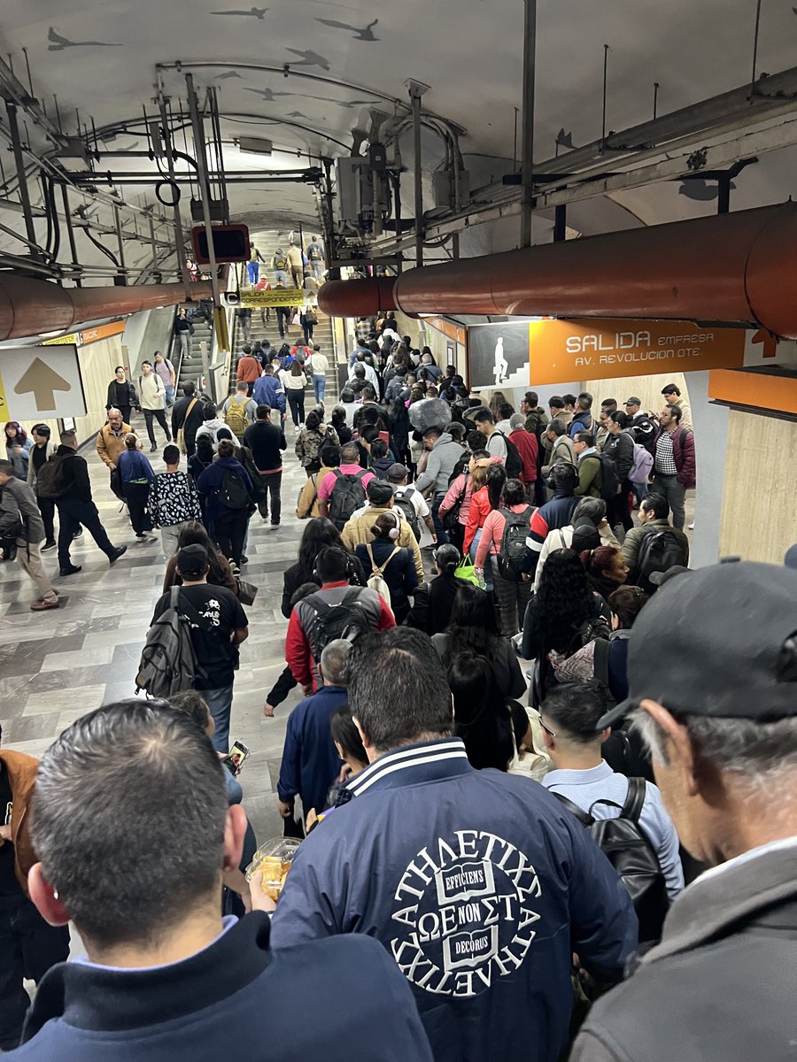SamanthaSpind's tweet photo. @MetroCDMX regulen el acceso a las escaleras eléctricas en el transbordo de L7 a Mixcoac. No puede ser posible que por la puta gente huevona -que no necesita usar las escaleras- la fila sea inmensa y el avance sea lensitimo.
Pa’pura madre sirve su policía. https://t.co/6tHQMCz7OV