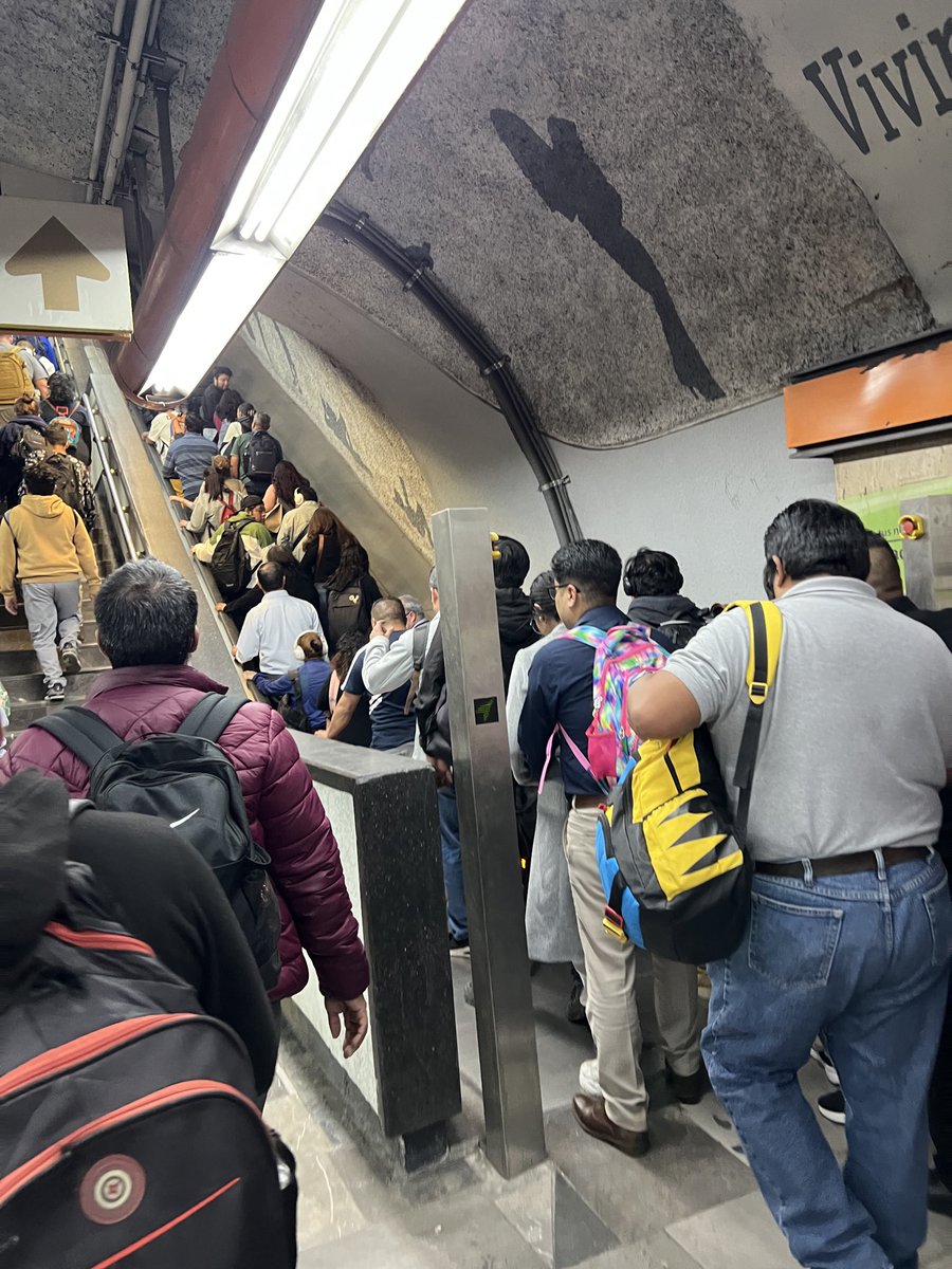 SamanthaSpind's tweet photo. @MetroCDMX regulen el acceso a las escaleras eléctricas en el transbordo de L7 a Mixcoac. No puede ser posible que por la puta gente huevona -que no necesita usar las escaleras- la fila sea inmensa y el avance sea lensitimo.
Pa’pura madre sirve su policía. https://t.co/6tHQMCz7OV