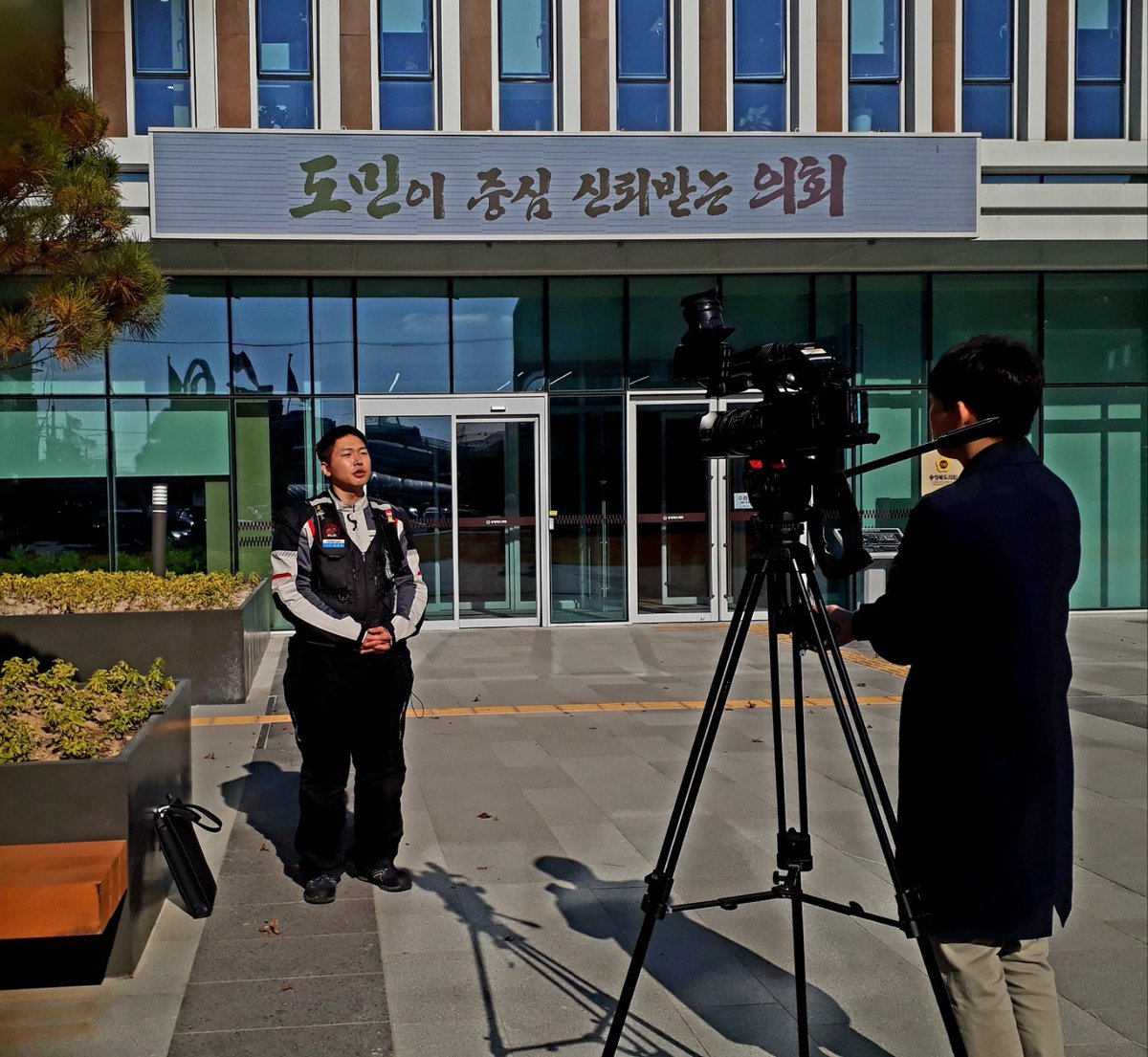 11.18(화) 10시에 충북도의회에서 [오송참사 추모조형물 건립 촉구 피켓팅]에 참여했습니다. 피해자와 충북도는 추모조형물 설치에 합의했지만, 도의회는 그 약속을 파기했습니다.

참사를 외면하는 도의회는 도민이 분명히 거절합니다. 생명과 안전에 대한 약속을 저버려도, 도민은 잊지 않습니다.