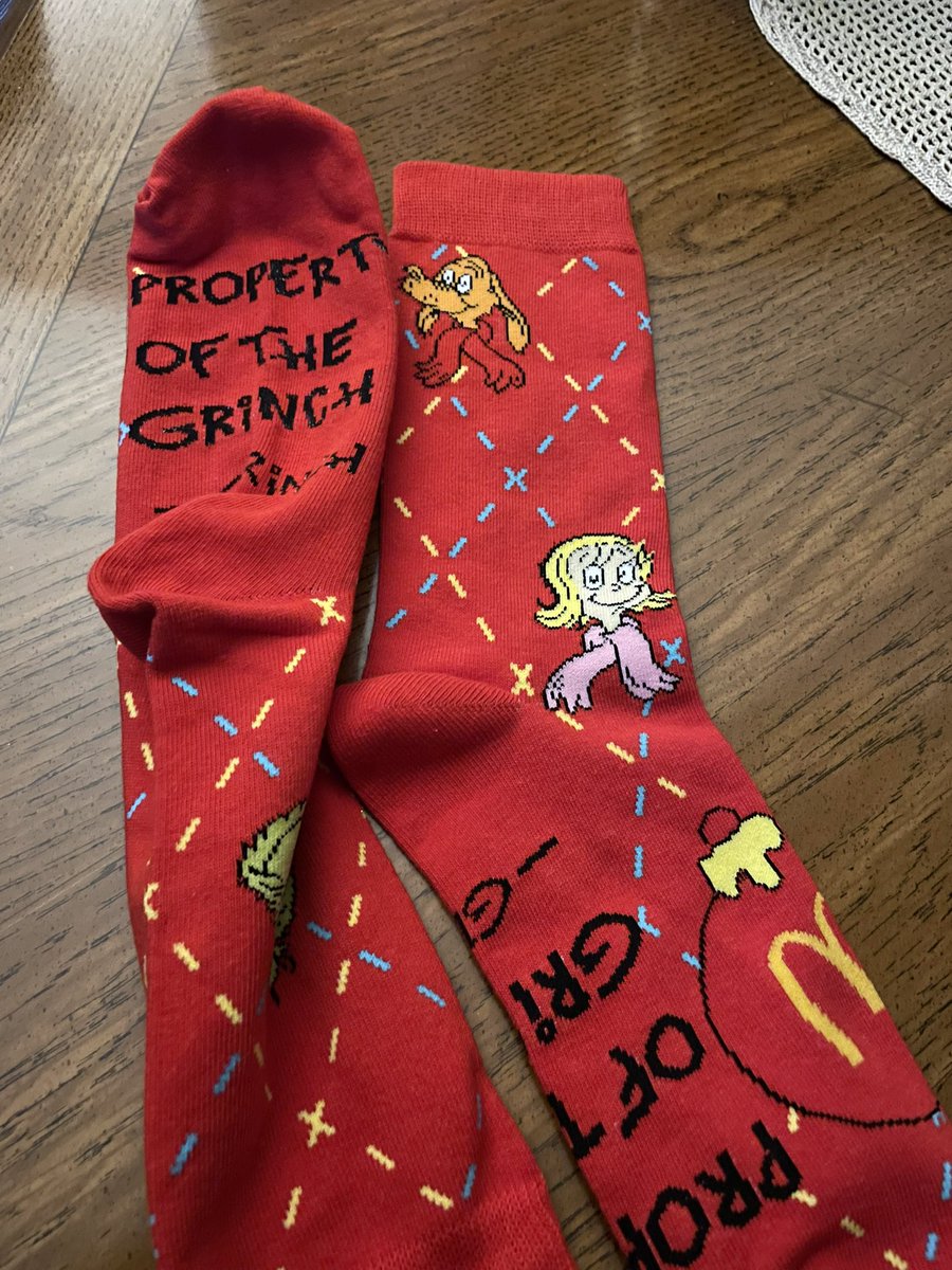 👀 look what my sis got an adult happy meal aka grinch meal from McDonald’s <a href="/planetjedward/">JEDWARD</a> of course I took them 😆