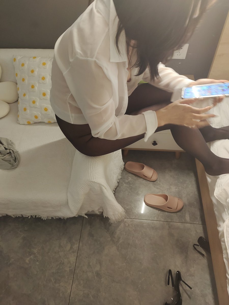 xingzzzz520's tweet photo. 丝袜制服高跟鞋，有人喜欢吗？ https://t.co/dNA4PKDkGG