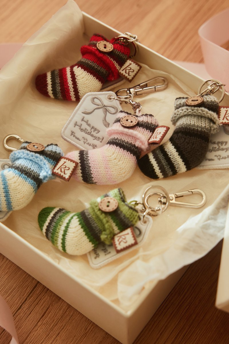 LE SSERAFIM Official Merch. - KKUROCHET Holiday Edition

👀 상품 미리보기: go.weverse.io/qt3S/fmfi08ym
🩵 판매 오픈: 2025. 12. 05. 11AM (KST)
📍 <a href="/weverseshop/">Weverse Shop</a>

#LE_SSERAFIM #르세라핌 
#SAKURA #사쿠라 
#KKUROCHET #꾸로셰