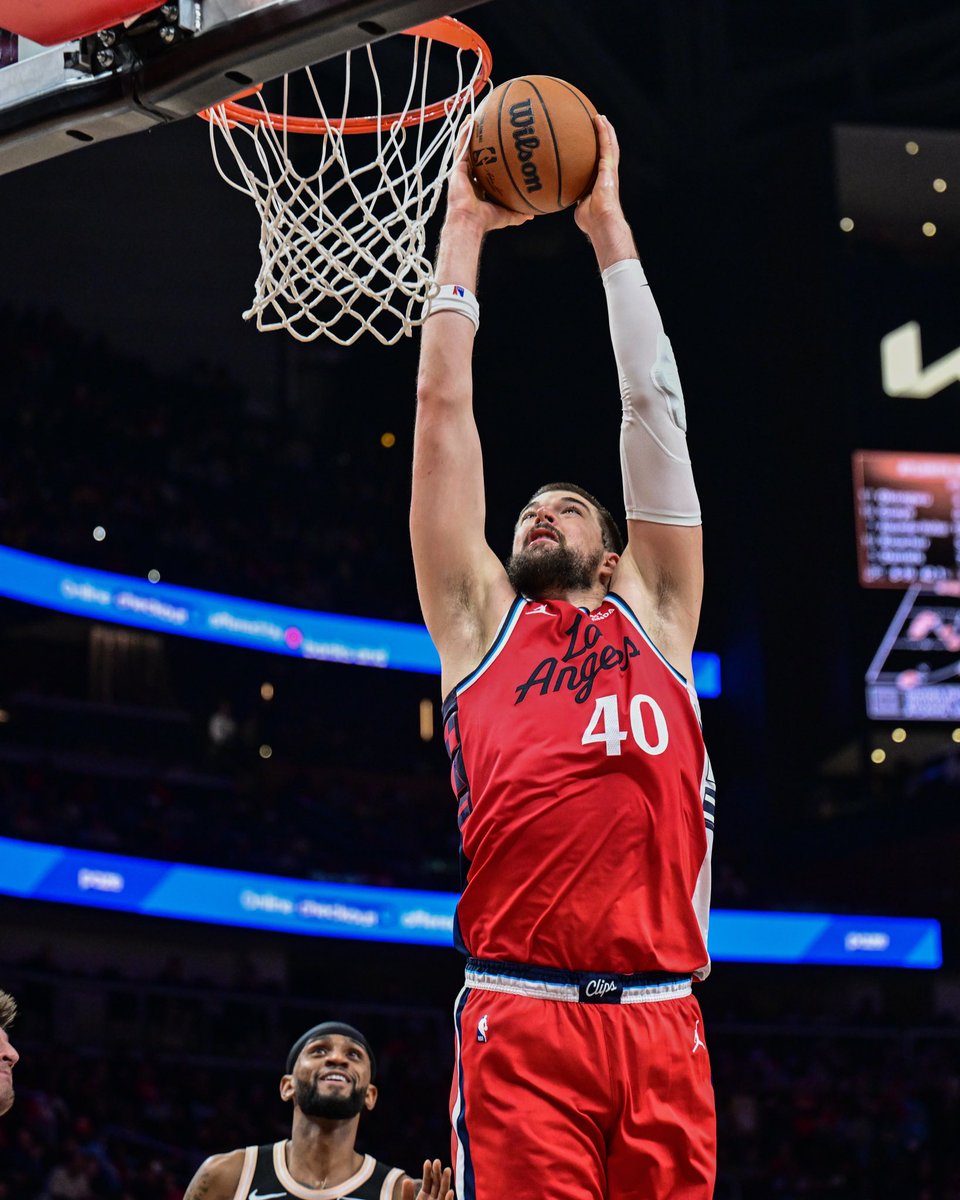 Big Zu with a double-double in the first half 💪

📊 12 PTS, 10 REB, 4 AST  