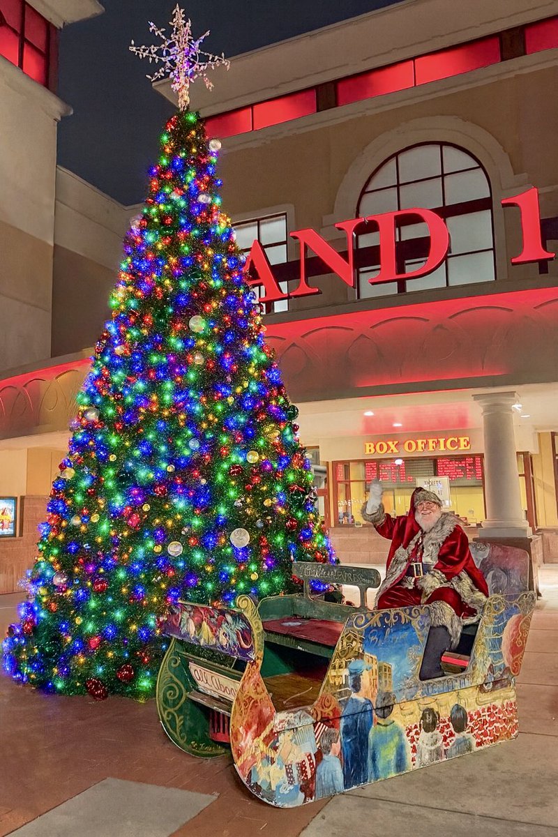 EdPiotrowski's tweet image. Great to see Santa tonight at The Market Common - Myrtle Beach!  I got the best news.  I’m off the naughty list and have made it to the bottom of the nice list!  It’s a Christmas miracle!!
🎄🎅🏻😂