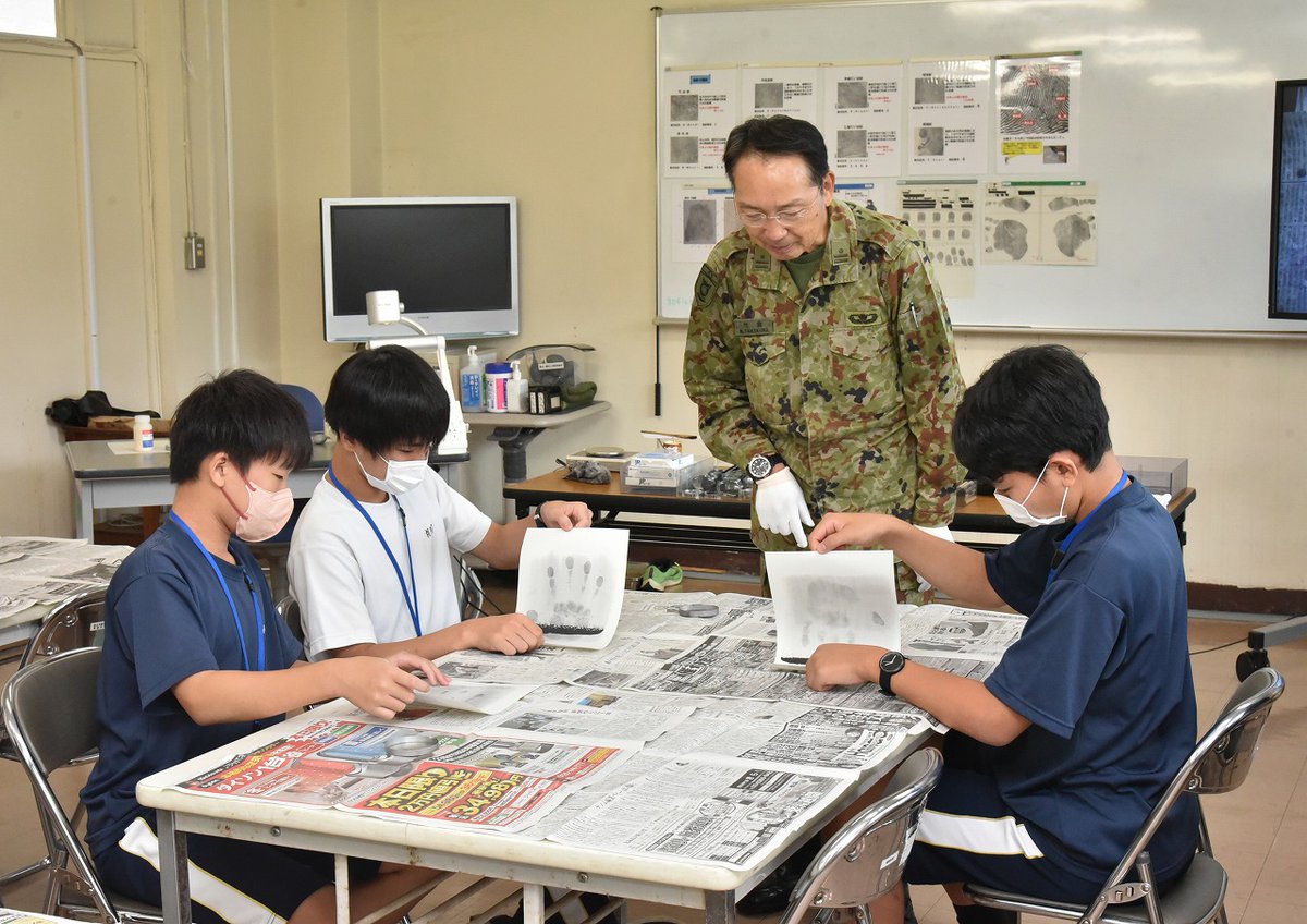 JGSDF_KODAIRApr's tweet photo. ＃小平駐屯地 は、9月から11月の間、中学生と小学生のお仕事体験を支援しました。鑑識体験や車両整備体験、防災用寝袋作成体験等を通じて自衛隊への理解を深めていただき、「楽しかった！」との感想を聞くことができました。
　参加した中学生と小学生の皆さんの笑顔がとても爽やかで印象的でした！ https://t.co/0DdUGcrJnI