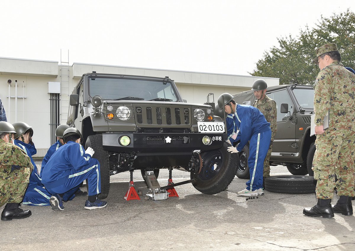 JGSDF_KODAIRApr's tweet photo. ＃小平駐屯地 は、9月から11月の間、中学生と小学生のお仕事体験を支援しました。鑑識体験や車両整備体験、防災用寝袋作成体験等を通じて自衛隊への理解を深めていただき、「楽しかった！」との感想を聞くことができました。
　参加した中学生と小学生の皆さんの笑顔がとても爽やかで印象的でした！ https://t.co/0DdUGcrJnI