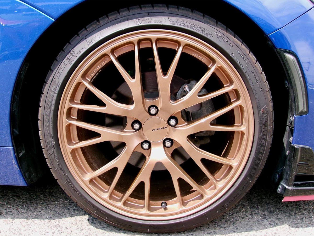 wheel_graffiti's tweet photo. 【SUBARU BRZ × POTENZA RW007】

“コンマ1秒” を追い求めるリアルスポーツホイール「POTENZA RW007」。その装着実例として、BRZ（ZD8）のカスタマイズカーをご紹介します。

本車両は、ブリヂストンが展開するカー用品専門ショップ「コクピット」各店のカスタム車両が一堂に会する「コクピット カスタマイズカーコンテスト 2025」にて、栄えある【POTENZA賞】を受賞した1台。

福島県福島市の「コクピット西部」が丁寧なサポートを行い、オーナーの理想のカスタマイズを実現しました。

“軽量”と“高剛性”というスポーツカーに不可欠な性能を兼ね備えた、鍛造1ピースホイール「POTENZA RW007」。
繊細なスポーツメッシュデザインを際立たせる《レーシングカッパーゴールド》が、スバルブルーのボディカラーに絶妙なコントラストで映え、美しさを一層強調しています。

#Potenza #RW007 #BRZ #ZD8 #コクピット #コクピット西部 #ホイール #クルマ好き #ブリヂストン