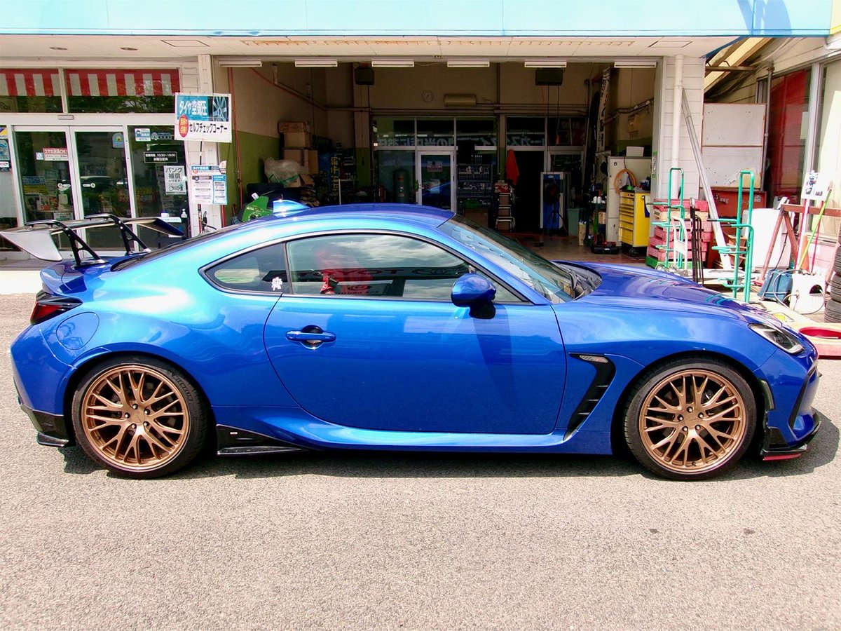 wheel_graffiti's tweet photo. 【SUBARU BRZ × POTENZA RW007】

“コンマ1秒” を追い求めるリアルスポーツホイール「POTENZA RW007」。その装着実例として、BRZ（ZD8）のカスタマイズカーをご紹介します。

本車両は、ブリヂストンが展開するカー用品専門ショップ「コクピット」各店のカスタム車両が一堂に会する「コクピット カスタマイズカーコンテスト 2025」にて、栄えある【POTENZA賞】を受賞した1台。

福島県福島市の「コクピット西部」が丁寧なサポートを行い、オーナーの理想のカスタマイズを実現しました。

“軽量”と“高剛性”というスポーツカーに不可欠な性能を兼ね備えた、鍛造1ピースホイール「POTENZA RW007」。
繊細なスポーツメッシュデザインを際立たせる《レーシングカッパーゴールド》が、スバルブルーのボディカラーに絶妙なコントラストで映え、美しさを一層強調しています。

#Potenza #RW007 #BRZ #ZD8 #コクピット #コクピット西部 #ホイール #クルマ好き #ブリヂストン