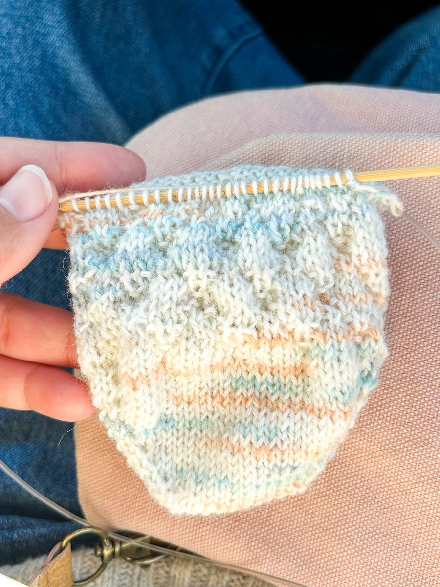 ダイヤ柄が見えてきた靴下の幼児。
メロンパンみたいで可愛い🥰