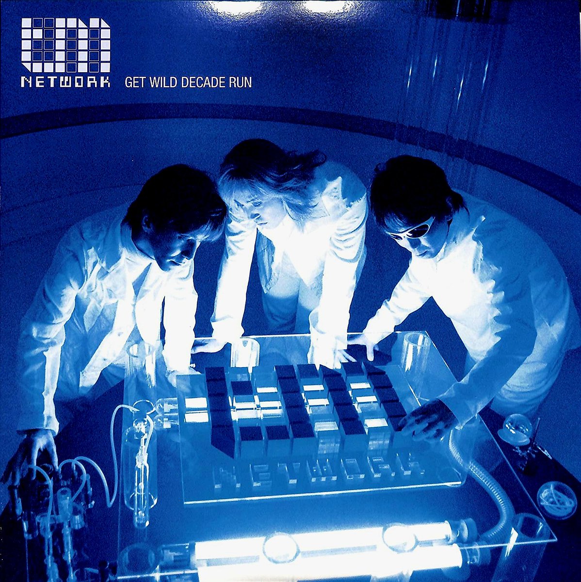 VzS1qzQyli5asWm's tweet image. 今日は「E.T.の日」映画ポスターに描かれてる👉👈 実際は本編の中ではこんなシーンないそう、思い込みって有るよね

E.T.(地球外生命)な3人が何か創り出す風設定TMあるある、ビギエンでは遂にリトルキャロルちゃんまで
Quantumではどんな演出が登場するのか楽しみです
#TMNETWORK