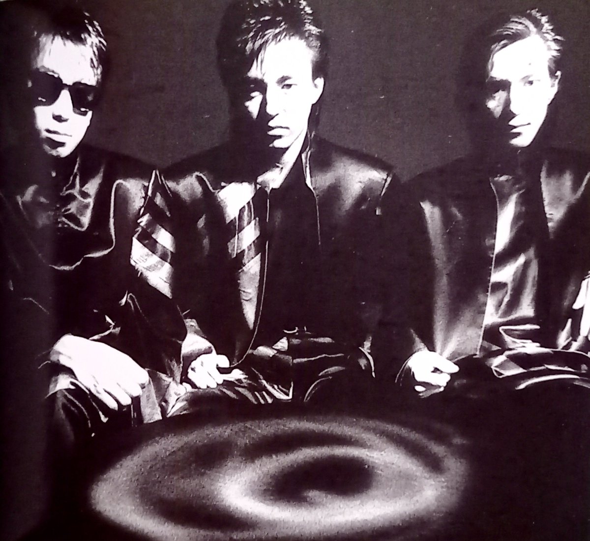 VzS1qzQyli5asWm's tweet image. 今日は「E.T.の日」映画ポスターに描かれてる👉👈 実際は本編の中ではこんなシーンないそう、思い込みって有るよね

E.T.(地球外生命)な3人が何か創り出す風設定TMあるある、ビギエンでは遂にリトルキャロルちゃんまで
Quantumではどんな演出が登場するのか楽しみです
#TMNETWORK