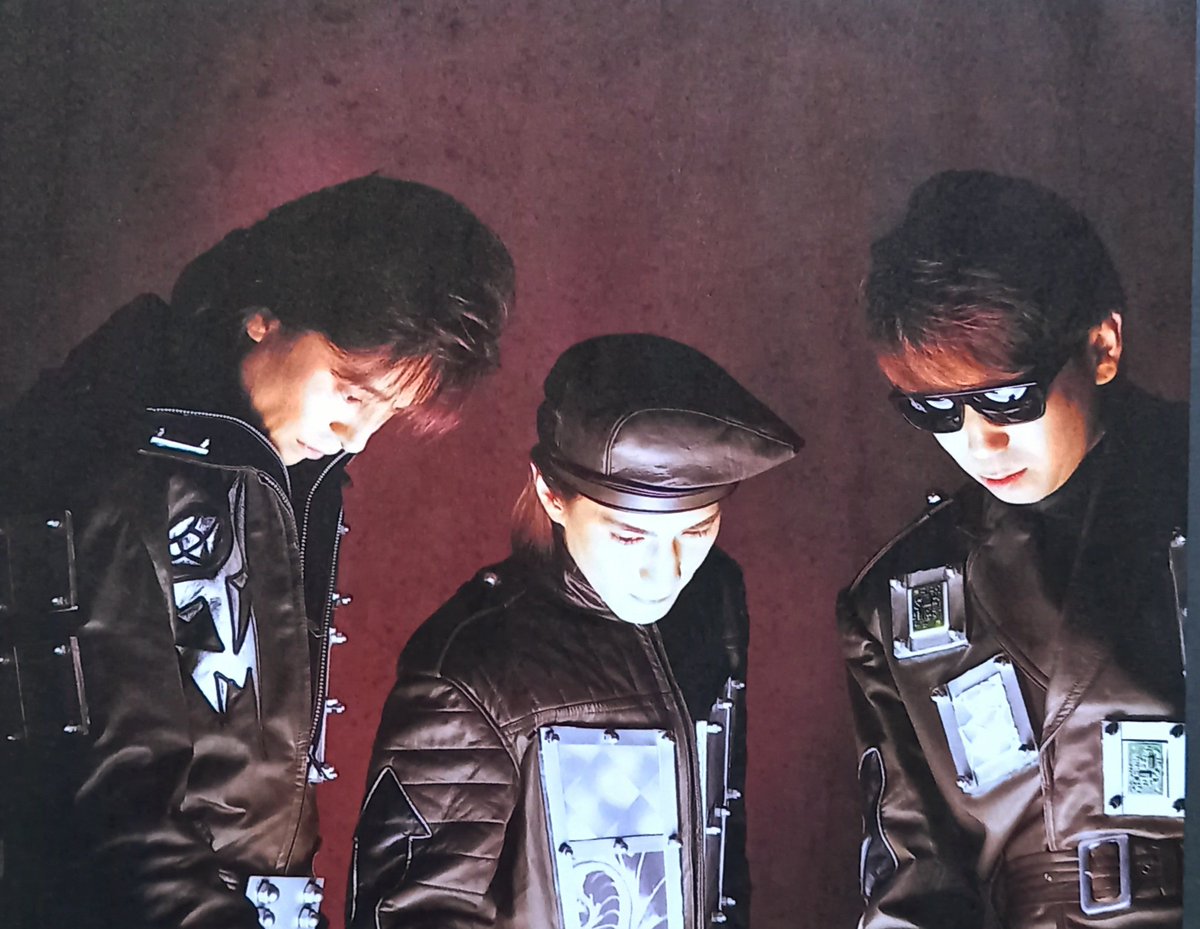 VzS1qzQyli5asWm's tweet image. 今日は「E.T.の日」映画ポスターに描かれてる👉👈 実際は本編の中ではこんなシーンないそう、思い込みって有るよね

E.T.(地球外生命)な3人が何か創り出す風設定TMあるある、ビギエンでは遂にリトルキャロルちゃんまで
Quantumではどんな演出が登場するのか楽しみです
#TMNETWORK