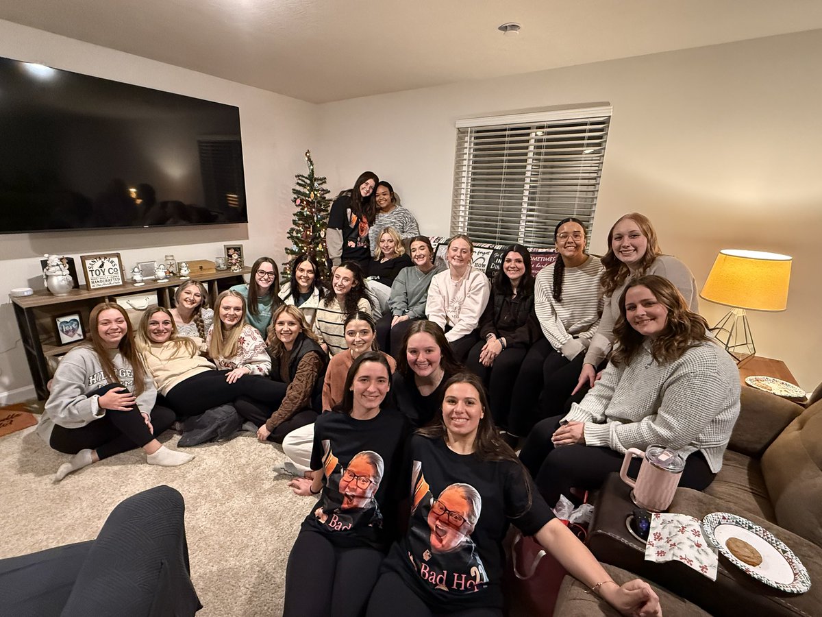 CALU_softball's tweet image. Our first “Thanksmas” is in the books!!! Great team meal together before the holidays!!! 🦃🎄