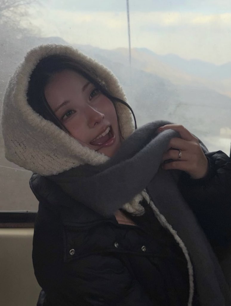 chaenqy's tweet image. chaengy lovers...!! here are the designated hashtags for chaein's birthday :3 

please start using them on Dec 5 12AM KST (Dec 4 7AM PST, Dec 4 10AM EST) 

#/BreatheInWithChaein
#/ForeverOurChaengy
#/채영이는_나를_숨쉬게_해 
(tr: chaeyoung makes me breathe)

thank you!!! &amp;lt;3