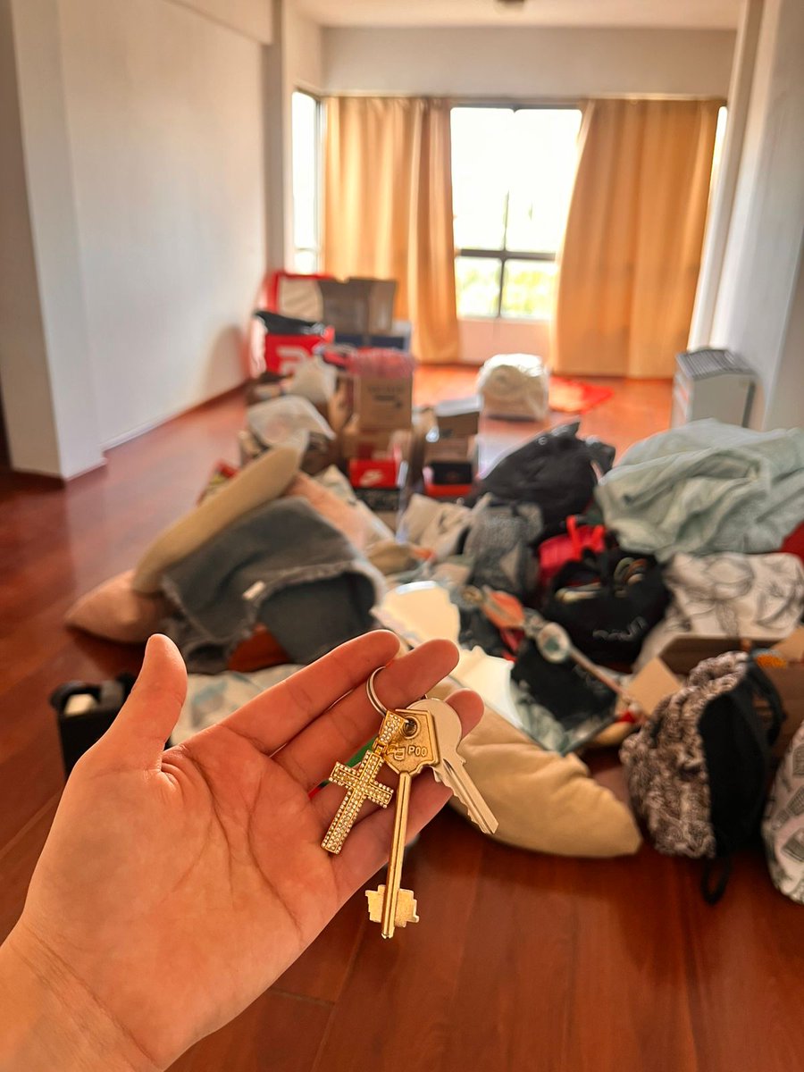 Z0ECARRASC0's tweet photo. La misión del año era conseguir un buen trabajo que me dé la oportunidad de tener mi hogar. Se estaba por terminar el año pero hoy 03/12/2025 la misión fue saldada. Hacer oídos sordos, alejarme de todos y confiar en el proceso fue lo mejor que pude haber hecho por mí. 🥹🙆🏻‍♀️ https://t.co/z5g75WQh7b