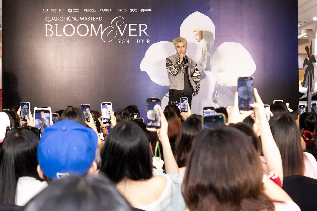 stageoflove_md's tweet photo. 3/12/2025 ภาพบรรยากาศน่ารักๆในงานแฟนไซน์ครั้งที่ 3 ของกวางหุ่งกับแฟนๆมิวซิก 🐼💙
ที่ Cần Thơ 🇻🇳
https://t.co/zjHmvzZYuD
#QuangHungMasterD #Bloomeversigntour #Bloomever #MasterD1stAlbum
#StageOfLove https://t.co/AuBkmqiAyz