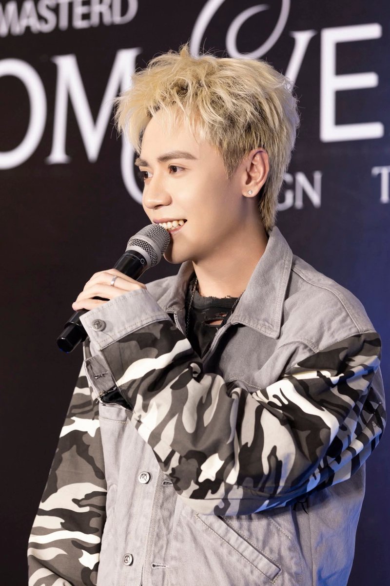 stageoflove_md's tweet photo. 3/12/2025 ภาพบรรยากาศน่ารักๆในงานแฟนไซน์ครั้งที่ 3 ของกวางหุ่งกับแฟนๆมิวซิก 🐼💙
ที่ Cần Thơ 🇻🇳
https://t.co/zjHmvzZYuD
#QuangHungMasterD #Bloomeversigntour #Bloomever #MasterD1stAlbum
#StageOfLove https://t.co/AuBkmqiAyz
