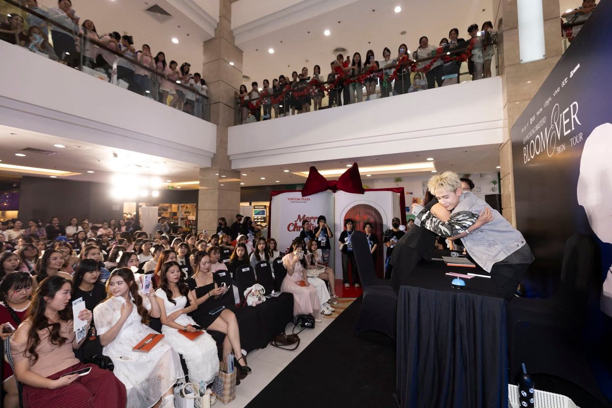 stageoflove_md's tweet photo. 3/12/2025 ภาพบรรยากาศน่ารักๆในงานแฟนไซน์ครั้งที่ 3 ของกวางหุ่งกับแฟนๆมิวซิก 🐼💙
ที่ Cần Thơ 🇻🇳
https://t.co/zjHmvzZYuD
#QuangHungMasterD #Bloomeversigntour #Bloomever #MasterD1stAlbum
#StageOfLove https://t.co/AuBkmqiAyz