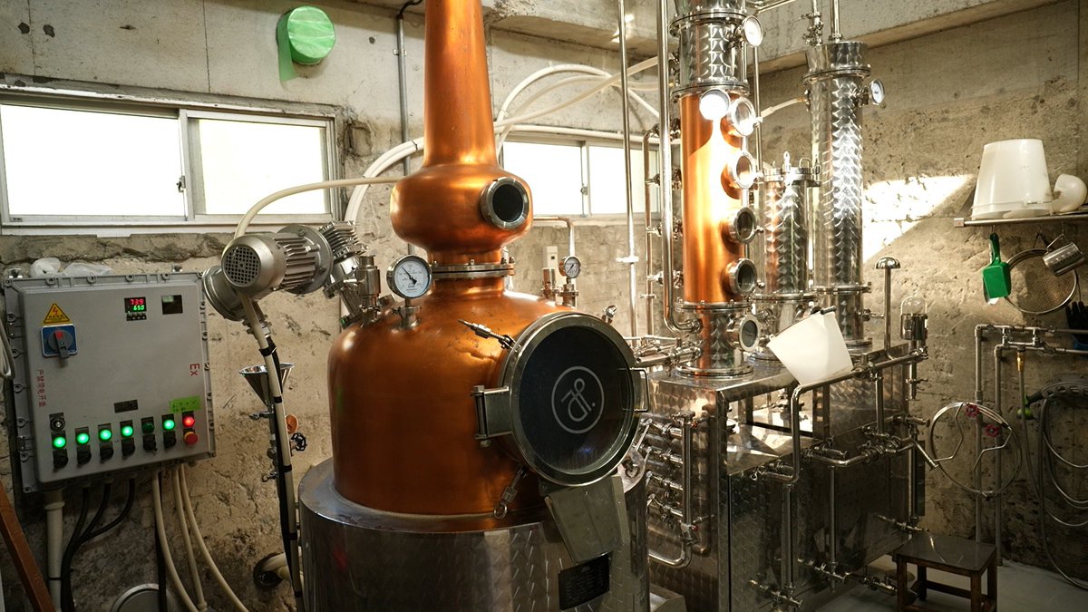 web_whiskypedia's tweet photo. 🥃#ウイスキペディア
📺今夜24:00~放送!
🌿千葉・大多喜町「mitosaya薬草園蒸留所」
自然と共生するクラフト蒸留所。
約200種類のお酒を製造し、ウイスキーは自社穀物&独自製法で仕上げる唯一無二の味わい✨
🔗https://t.co/LwK1cBf0uF https://t.co/QISz7FqO0Z