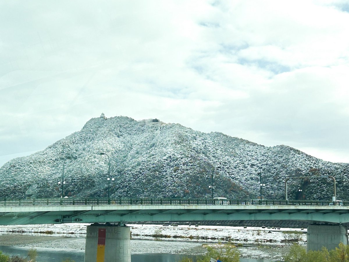 雪化粧した金華山がキレイ✨