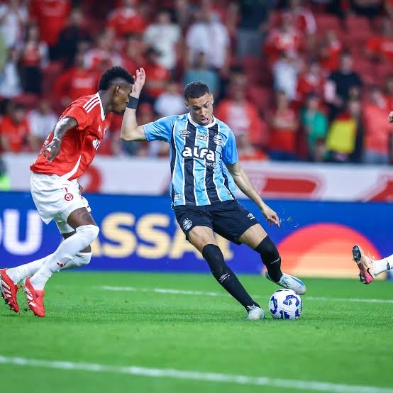 guilhermeebling's tweet photo. A esquerda vai rebaixar o Inter…….

……..a esquerda de Alysson Edward https://t.co/aTWi8VnG5O