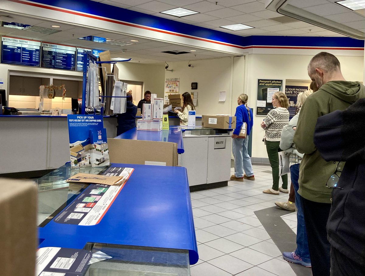 HyggeMan's tweet photo. Tis (Also) The Season...Of Long Lines At The Post Office
.
.
.
.
.
#PicOfTheDay #TisTheSeason #LongLines #USPostalService #TheLineMovedPrettyFast #NorthernUtah #TheyWorkHard #USPS https://t.co/c3LC4lHlzN