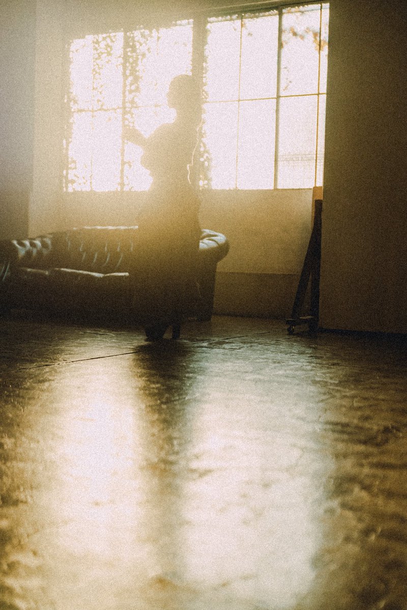 taki_photo0827's tweet photo. 気配　presence

光の中に、まだ彼女がいた。

—
 She left. But the light remembered.
#photoandwords
#余白のある写真
#portraitphotography
#quietemotion
#backlitportrait
#quietportrait
#emotionalphotography
#sunlightmagic
#silhouettephotography https://t.co/DPOsYRwE7E
