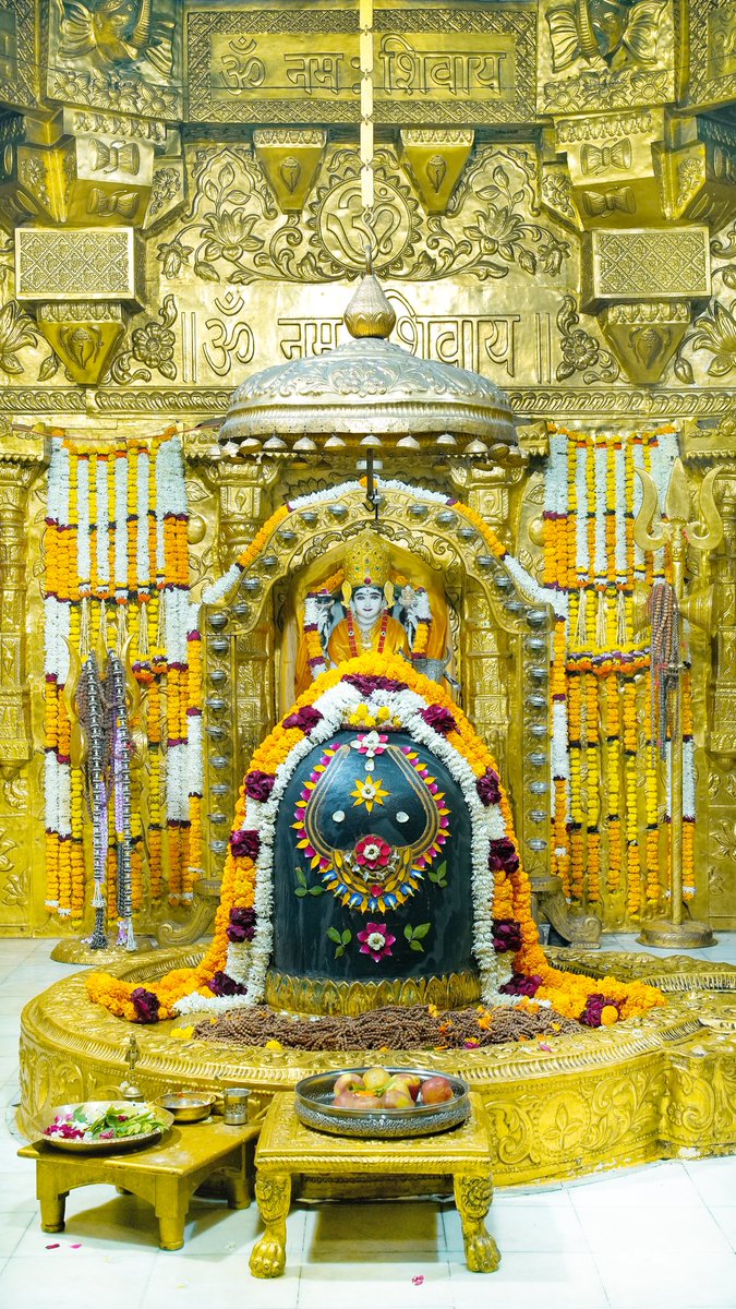 श्री सोमनाथ महादेव मंदिर,
प्रथम ज्योतिर्लिंग - गुजरात (सौराष्ट्र)
दिनांकः 04 दिसम्बर  2025, मार्गशीर्ष शुक्ल चतुर्दशी एवं पूर्णिमा - गुरूवार
प्रातः श्रृंगार
12256571
#somnath #mahadev #shivji
#bhakti #somnathlivedarshan #SomnathTempleOfficial