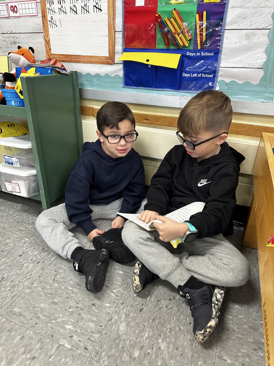 lisav127's tweet photo. Today we read to our Kindergarten Buddies in @mrstartaglia class. We loved sharing our books with the newest Taunton Readers. #KindnessMatters @HowellTwpTauntn https://t.co/LAKxNWU6yf