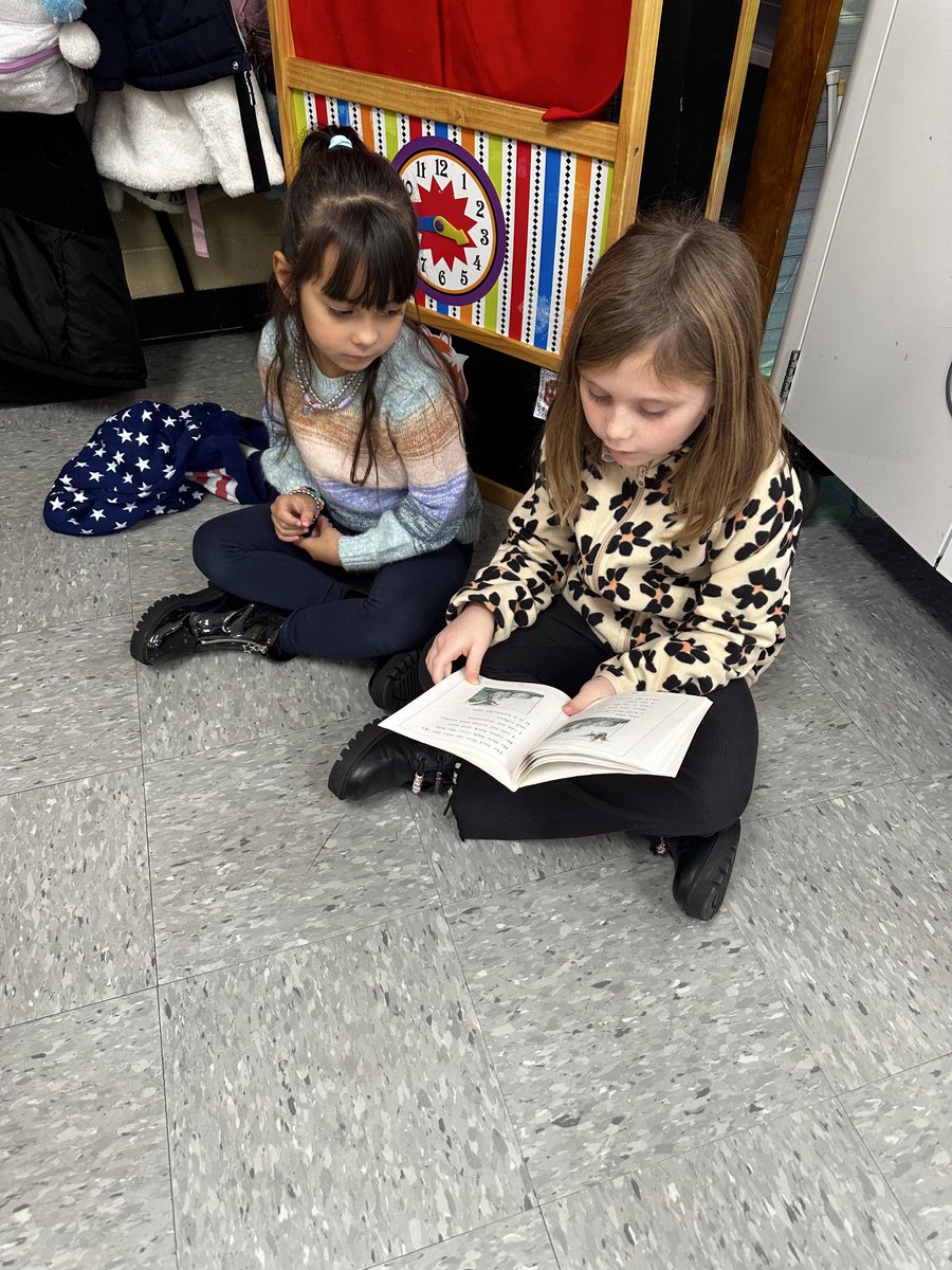 lisav127's tweet photo. Today we read to our Kindergarten Buddies in @mrstartaglia class. We loved sharing our books with the newest Taunton Readers. #KindnessMatters @HowellTwpTauntn https://t.co/LAKxNWU6yf