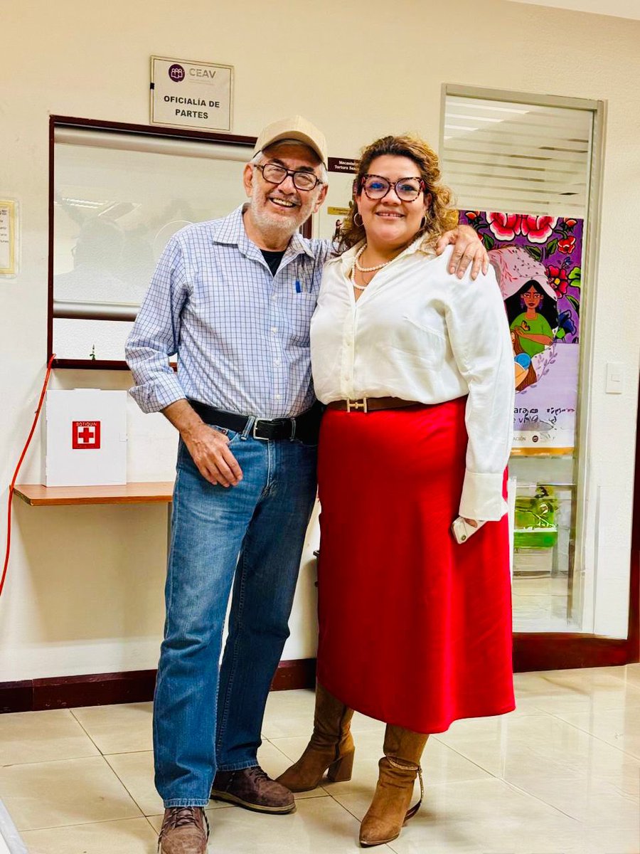 Yuriddhh's tweet image. Tuve la oportunidad de encontrarme con Camilo Valenzuela, a quien reconozco profundamente por su lucha.
Desde la @CEAVmex, reafirmamos nuestro compromiso con las víctimas de la Guerra Sucia, ofreciendo atención cercana y acompañamiento continuo, siempre priorizando su bienestar🫱🏽‍🫲🏼