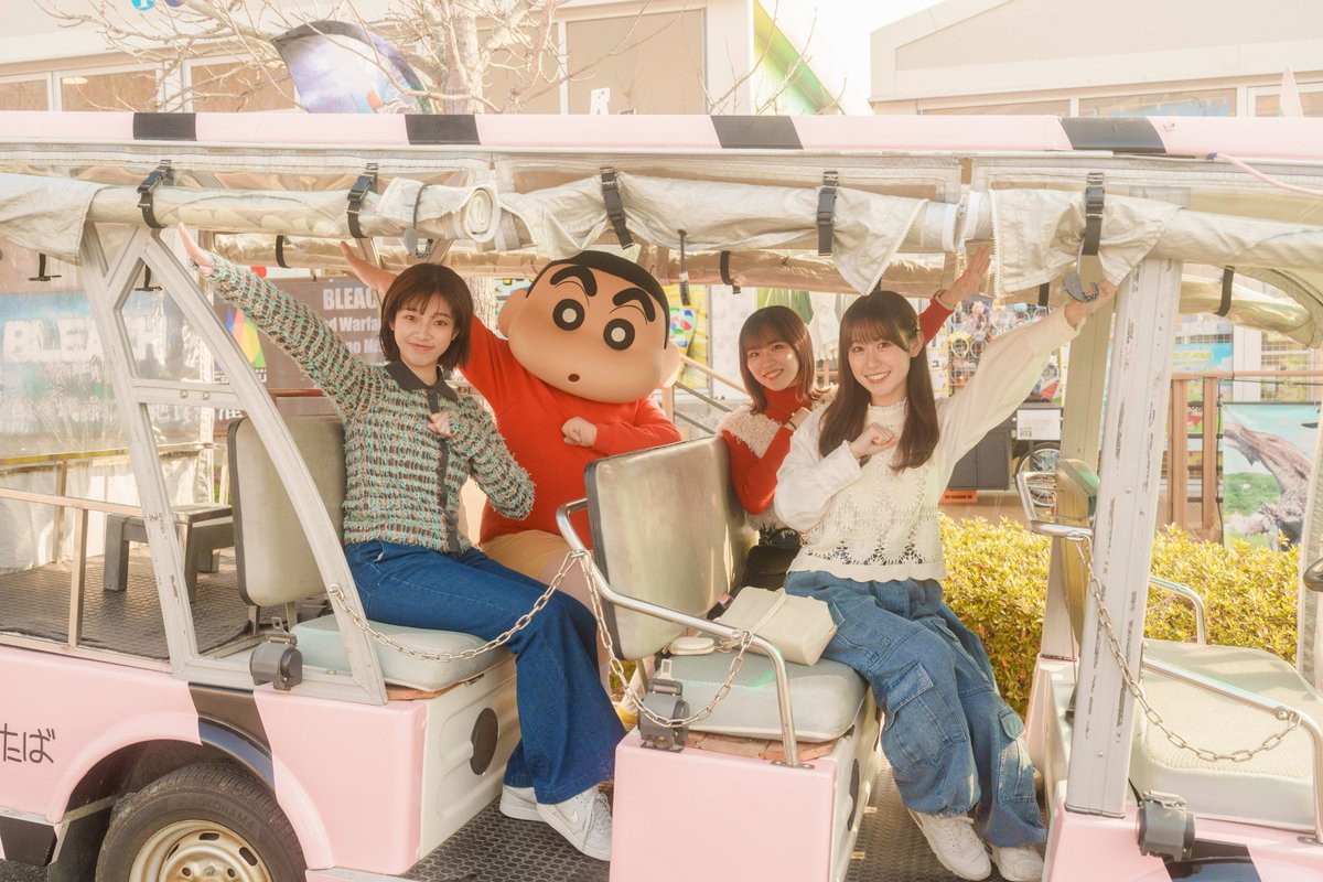 🚌❄️【土日祝限定！】
『ふたば幼稚園バス』でしんちゃんの世界へGO！🚍✨

F駐車場からパークまで、
🌈わずか5分のラクラク直通！
寒い冬でもスムーズに移動できるよ❄️💨

📅土日祝運行
⏰10:00〜17:00（12:00〜13:00休憩）

平日はフォトスポットとして登場中📸✨