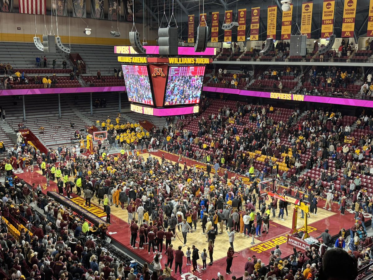 Who would ever want to take this joy away from fans?!  RUSH THE COURT!!! #Gophers 

gopherhole.com/boards/forums/…