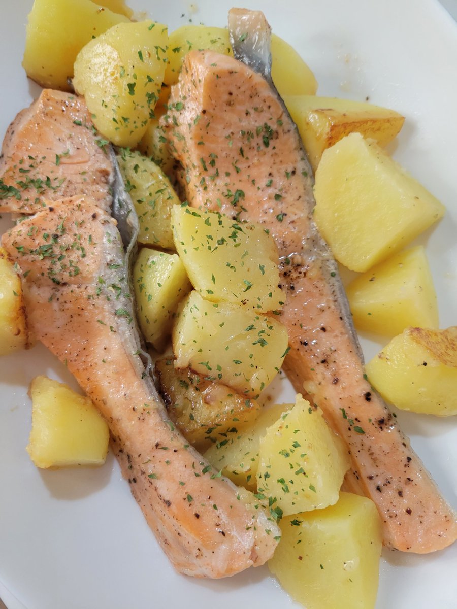 crescent0119's tweet image. 鮭とじゃがいもの塩バター焼き完成です～
