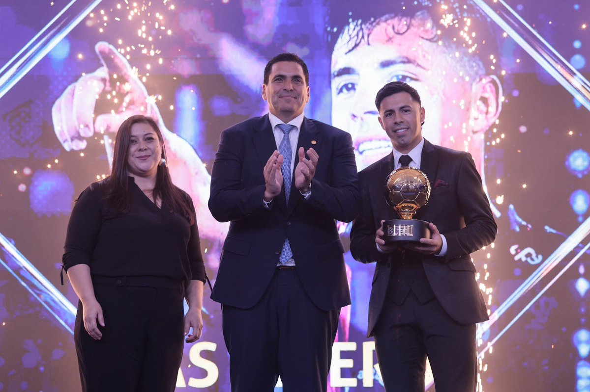 CopaDePrimera's tweet photo. ¡El mejor jugador de los #PremiosDePrimeraAPF ⭐!  

Blas Riveros recibió el premio que lo consagra como el más destacado del año en la #CopaDePrimera 🏆 2025.  

¡Felicitaciones! https://t.co/3qjvrjCJ7r
