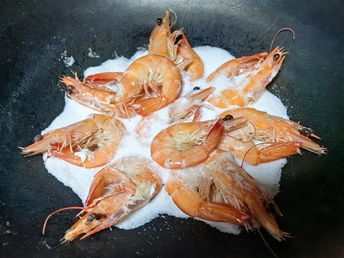 share_yw's tweet photo. 前段时间，在钦州朋友家常聚会上尝了一次朋友水煮虾，加盐干焗，被惊艳到，干香q弹，一直想复刻，总是失败，最近吃虾吃吐了。😂 https://t.co/JT8W8eBwjL