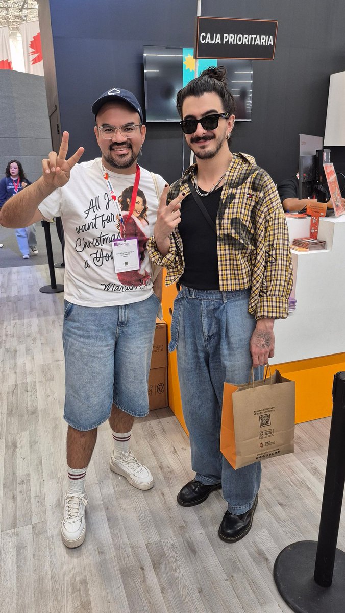 kikemth's tweet photo. Hoy en mi recorrido por la @FILGuadalajara, me encontré con #SimonVargas de @MoratBanda comprando libros en el stand de @penguinlibrosmx. En Tik Tok sus fans me comentaron que estaba allí porque vino a la presentación del libro de Cons Arroyuelo, hermana de su novia Nath Campos. https://t.co/RMOTRrH3bP