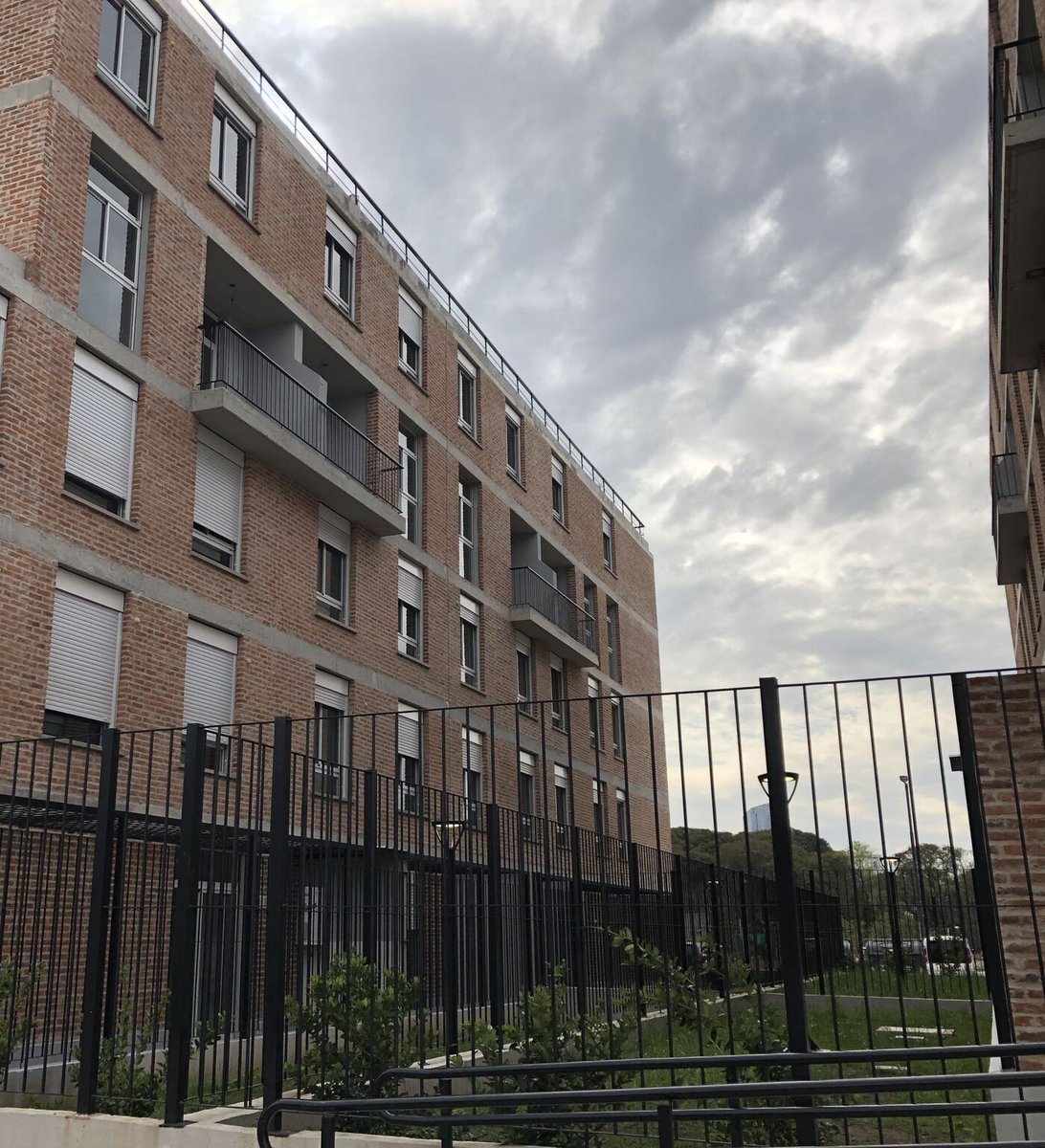 Argenpoirot's tweet image. QUE NEGOCION SER USURPADOR

La villa Rodrigo Bueno duplicó su tamaño en el último mandato de CFK, luego el LARRETA creo edificios y les dió una casa con titulo en el BARRIO MÁS CARO DE LATINOAMÉRICA. Hoy están esos edificios y la villa. 

CON LA TUYA, LA MÍA Y LA DE TODOS