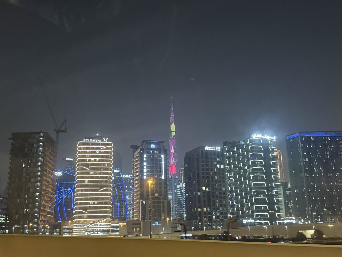 BitInvolution's tweet image. 论迪拜就是深圳的几条“铁证”：

1.都是“凭空造城”的顶级玩家：

深圳是从小渔村变身科技之都，迪拜是从沙漠珍珠港变身奢华名城。

一个靠政策与科技，一个靠石油美元与贸易，但骨子里都是“敢从零到一”的基建狂魔，都实现了震惊世界的逆袭。

2.人口构成都是打工人绝对占比，“来了就是打工人”：…