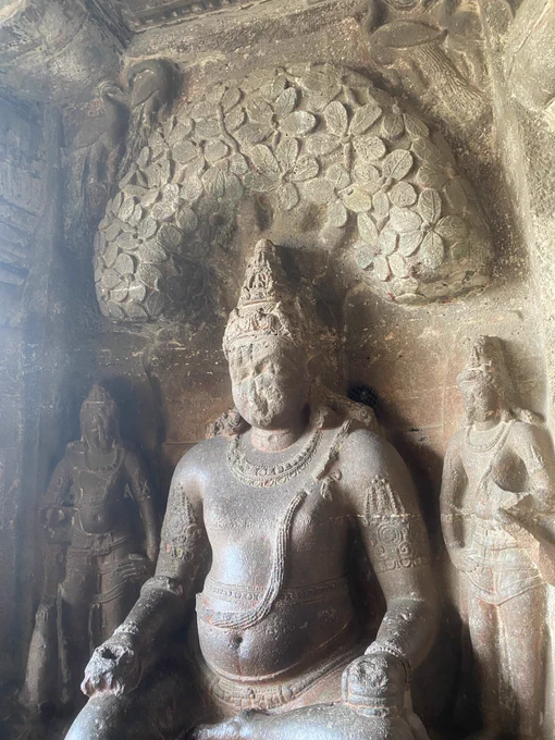 エローラ石窟。空飛ぶシータ姫の彫刻、その上は空飛ぶ城ヴィマーナ、「インドラの矢」の帝釈天ことインドラ、ヒンドゥーの預言者バルスナートも彫られていて、ほぼラピュタ。