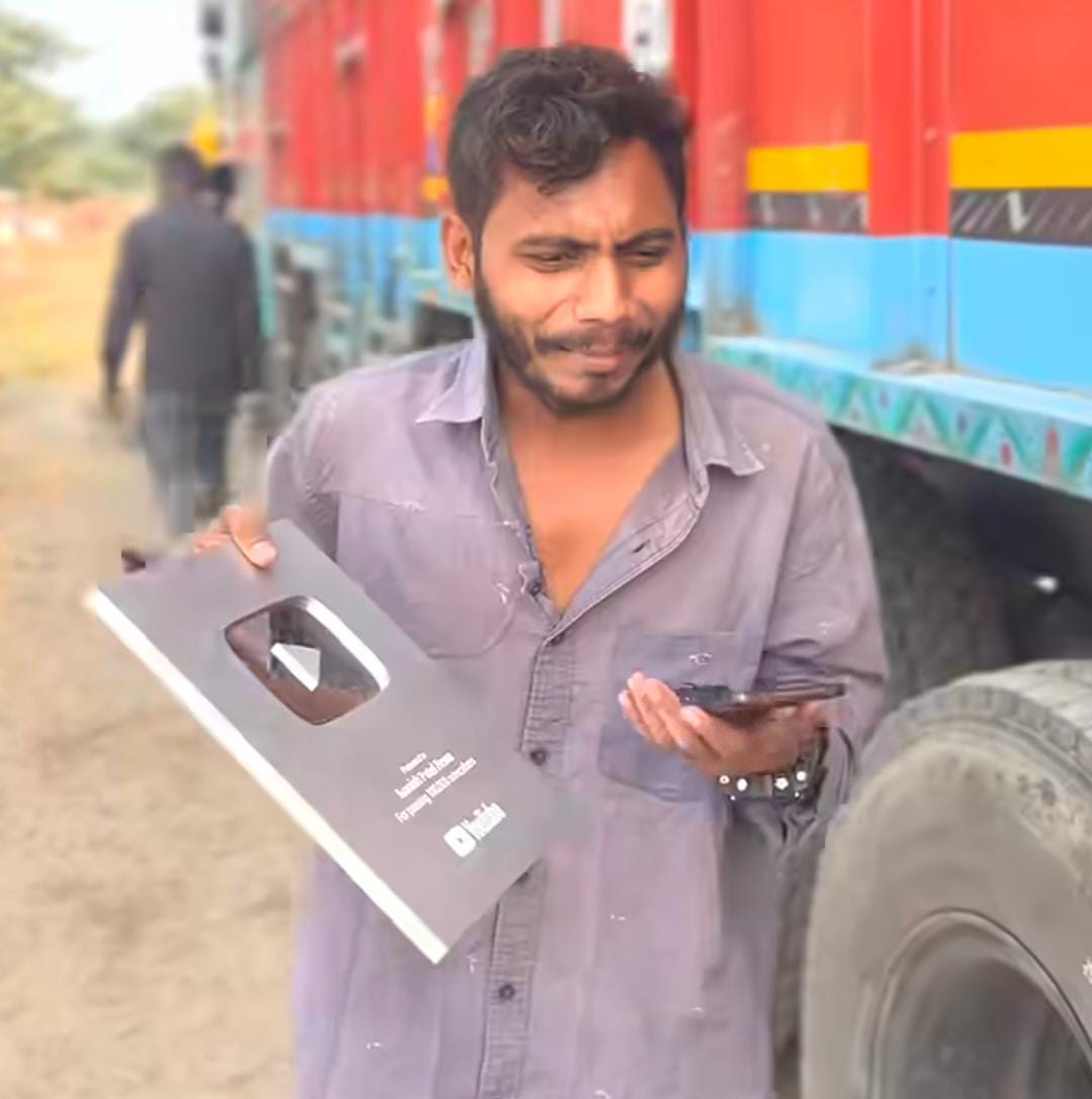 JaikyYadav16's tweet image. कुछ दिन पहले वायरल हुए ये ड्राइवर साहब आपको बखूबी याद होंगे,

इनका नाम है मनीष पटेल रीवा, मध्य प्रदेश के रहने वाले हैं।

ये इंस्टाग्राम और यूट्यूब पर कॉमेडी वीडियो बनाते हैं इनके अकाउंट पर,

इंस्टाग्राम: 654k+
यूट्यूब: 220k+

इनकी ट्रक पलटने वाली एक वीडियो बहुत ही ज्यादा वायरल…