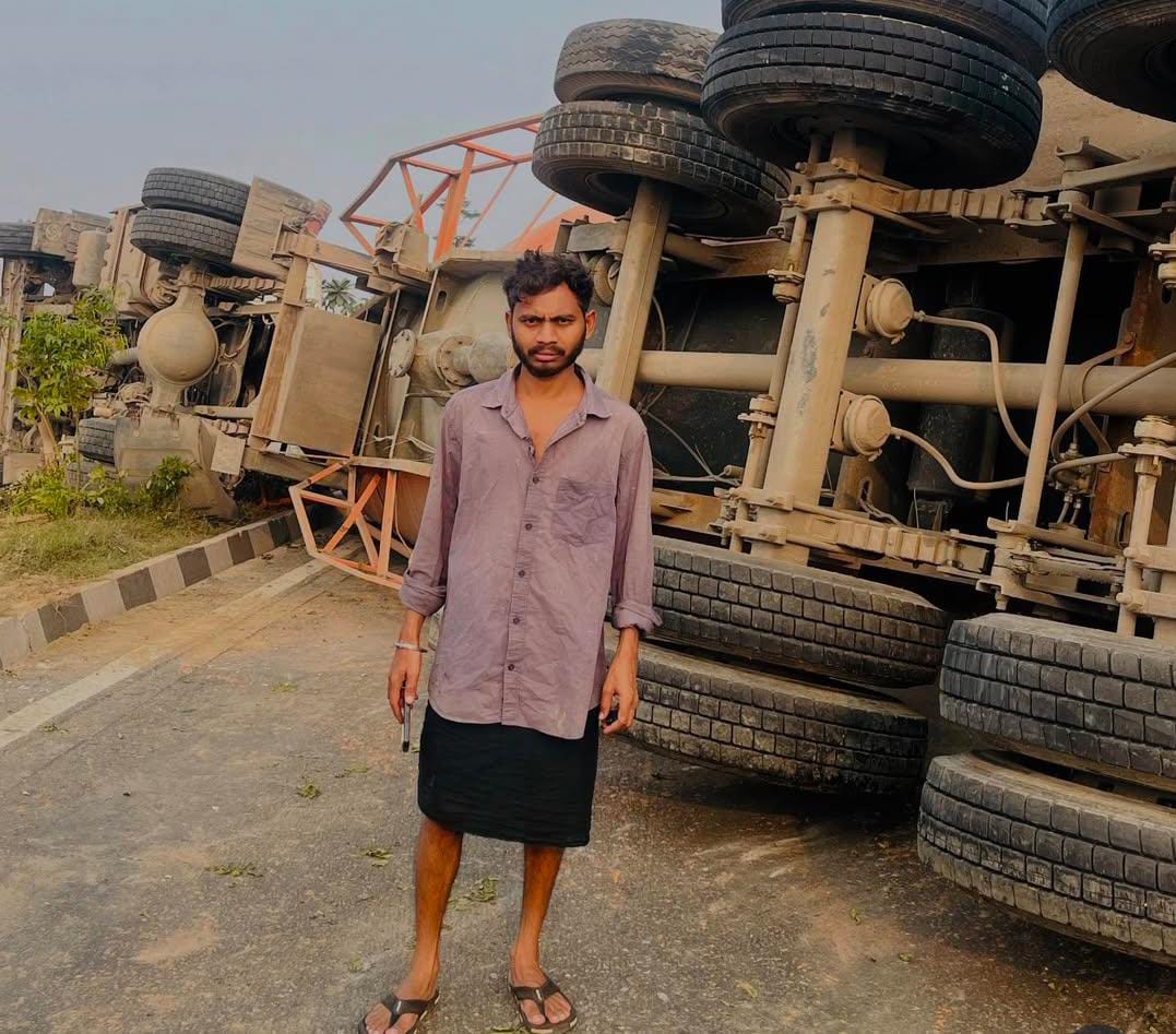 JaikyYadav16's tweet image. कुछ दिन पहले वायरल हुए ये ड्राइवर साहब आपको बखूबी याद होंगे,

इनका नाम है मनीष पटेल रीवा, मध्य प्रदेश के रहने वाले हैं।

ये इंस्टाग्राम और यूट्यूब पर कॉमेडी वीडियो बनाते हैं इनके अकाउंट पर,

इंस्टाग्राम: 654k+
यूट्यूब: 220k+

इनकी ट्रक पलटने वाली एक वीडियो बहुत ही ज्यादा वायरल…