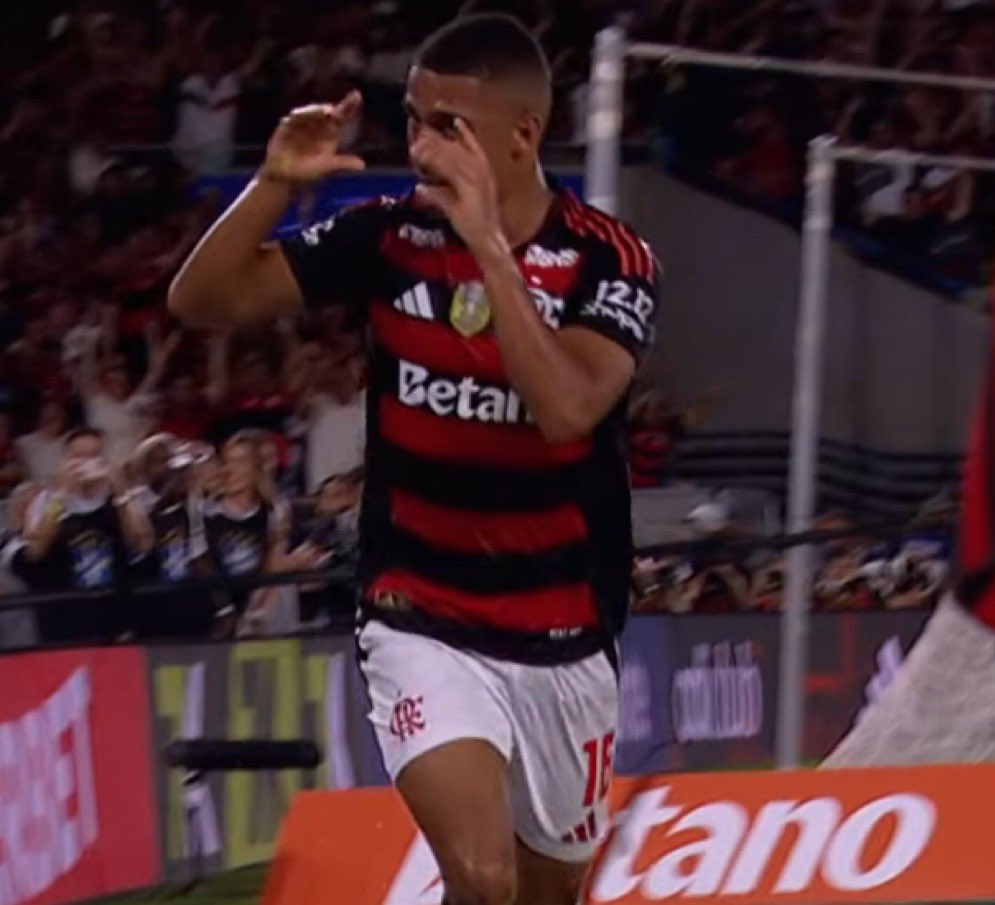 camilauserr's tweet photo. A contração mais cara do Flamengo acaba de colocar um brasileiro na nossa sala de troféus. https://t.co/yUiIpjUwbz