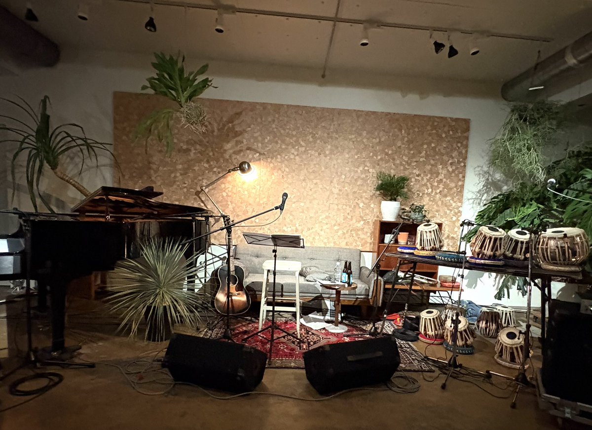 rondpointbag's tweet photo. 昨夜は私のライブ納め
パーマ2人に囲まれた奇妙さん、楽しそう。絶妙なやり取りとやっぱりグッとくる歌声。出来たての新曲聴かせてくれたし、オンリーユーは鳥肌たったわ。ずっとリラックスムードの楽しいライブだった。
今年もありがとう！

#奇妙礼太郎
#ユザーン
#中込陽大 https://t.co/uk46ZXj9LV