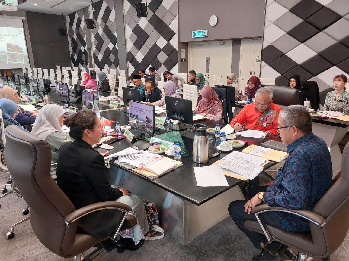 3/12/2025-Mesyuarat Jawatankuasa Induk Pembangunan Lestari (JKIPL) JKR Malaysia Bil.2/2025 di Menara Kerja Raya dipengerusikan oleh KPKR, YBhg. Dato' Sri Ir. <a href="/RoslanisE/">Roslan bin Ismail</a> yg turut melibatkan wakil JKK dari CA, CKM, CKE, CKAS, CREaTE, CJ &amp; CASKT selaku Urus Setia.
#IamJKR 
#KitaJKR